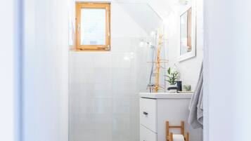 SĂšche-cheveux, serviettes fournies, savon, papier toilette