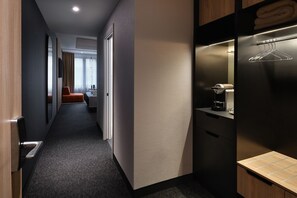 Habitación estándar | Minibar, caja de seguridad en la habitación y cortinas blackout 