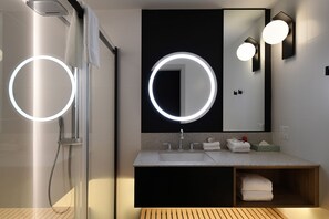 Habitación estándar | Baño | Regadera, amenidades de baño gratuitas, secadora de cabello, pantuflas 