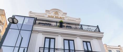 A building with a sign reading "MÁE SELECT" above the entrance.