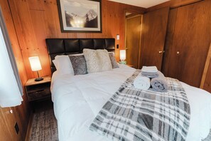 4 bedrooms, desk, iron/ironing board, travel cot