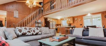 Tranquil 4-bedroom cabin, fireplace, firepit, games, private community 
