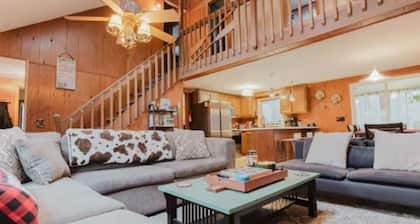 Tranquil 4-bedroom cabin, fireplace, firepit, games, private community