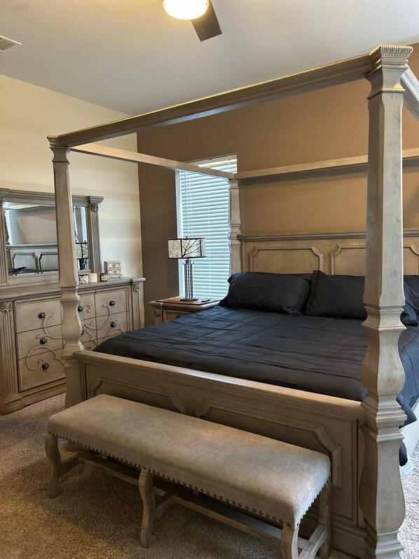 4 slaapkamers, een bureau, een strijkplank/strijkijzer, wifi