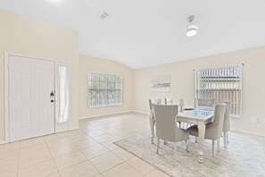 Dining - Charming Pool 4-bedroom house with Wi-Fi And AC (Kissimmee)