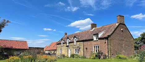 Deluxe tweepersoonskamer, uitzicht op tuin | 2 slaapkamers, individueel gedecoreerd, individueel gemeubileerd