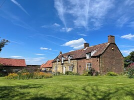 Deluxe Double Room, Garden View | Individually decorated, individually furnished, iron/ironing board