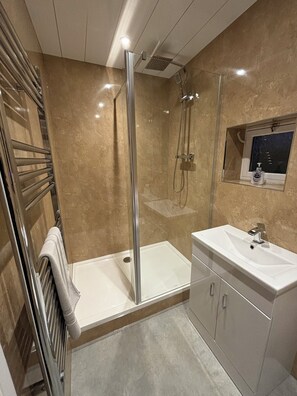 Deluxe Double Room, Garden View | Bathroom | Shower, soap, shampoo, toilet paper
