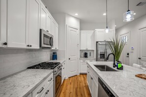 冷蔵庫、電子レンジ、オーブン、コンロ