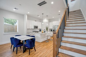 冷蔵庫、電子レンジ、オーブン、コンロ