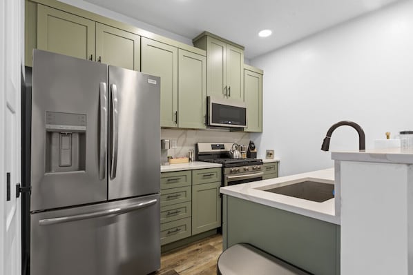 Refrigerador, microondas, horno, placa de cocina