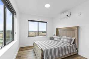 2 室のベッドルーム、旅行用ベビーベッド、WiFi (無料)、ベッドシーツ