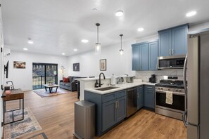 Kylskåp, mikrovågsugn, ugn och spishäll