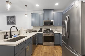 Jääkaappi, mikroaaltouuni, uuni, liesi