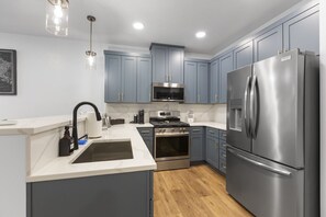 Refrigerador, microondas, horno, placa de cocina