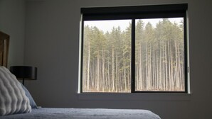 A bedroom with a bed, a window, and a lamp. - Luxury Views, Affordable Stay A306 (Juneau)