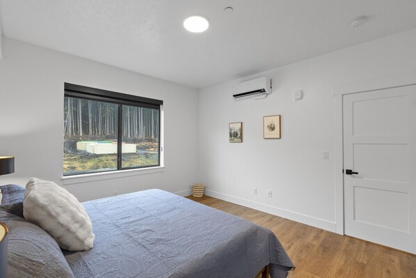 1 bedroom, travel cot, free WiFi, bed sheets