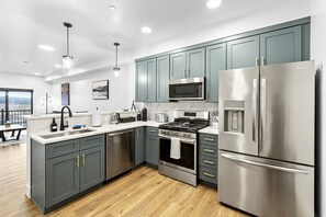 Refrigerador, microondas, horno, placa de cocina