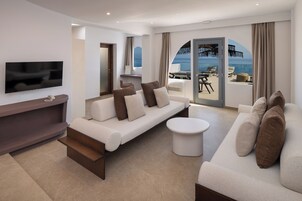 Signature Quadruple Room, Sea View | Living area
