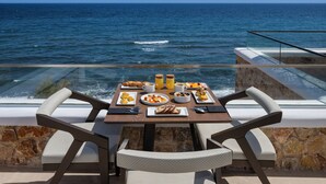 Een ontbijttafel met uitzicht op de oceaan.