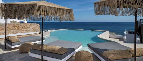 Indoor pool, 2 outdoor pools