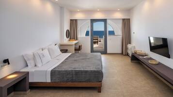 Habitación doble Royal, vista al mar | Caja de seguridad en la habitación, cortinas blackout y insonorización