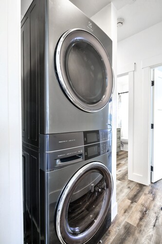 Cozy Luxury, Close to Downtown! 204