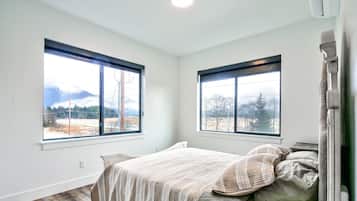 2 bedrooms, travel crib, free WiFi, bed sheets