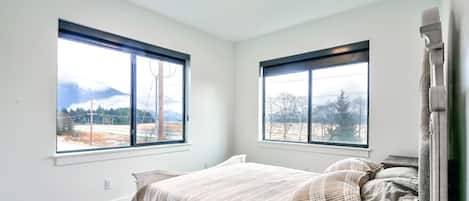 2 bedrooms, travel crib, free WiFi, bed sheets