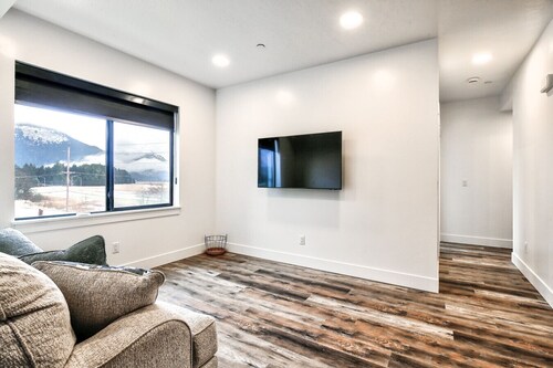 Cozy Luxury, Close to Downtown! 204