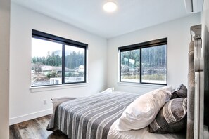 2 bedrooms, travel crib, free WiFi, bed sheets