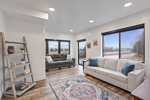 Gorgeous Views, Cozy Luxury 209