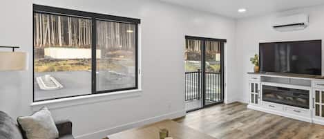 Smart TV, fireplace