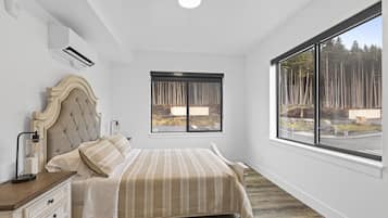 1 bedroom, travel crib, free WiFi, bed sheets