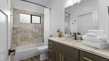 Secador de pelo, toallas