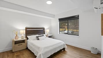 1 bedroom, travel crib, free WiFi, bed sheets