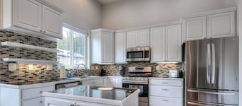 Hot tub, deck, fireplace, & more!