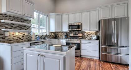 Hot tub, deck, fireplace, & more!