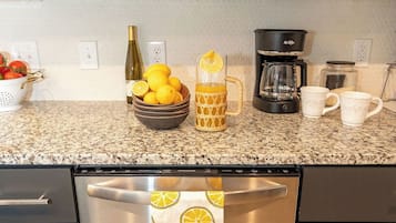 Microondas, horno, parrilla de estufa y lavavajillas