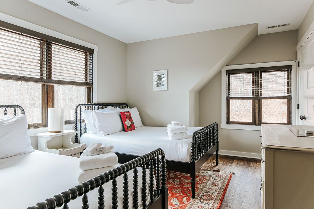 5 bedrooms, WiFi (free), bed sheets