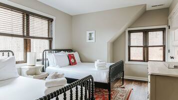 5 bedrooms, WiFi (free), bed sheets