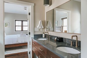 Een douche, een haardroger, handdoeken