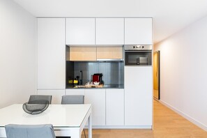 Fridge, oven, coffee/tea maker, toaster - GuestReady - Soothing Comfort in Aveiro (Aveiro)