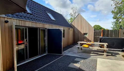 Charming 3 bedroom house with fireplace, jacuzzi and sauna "Wellness op'e Klaai"