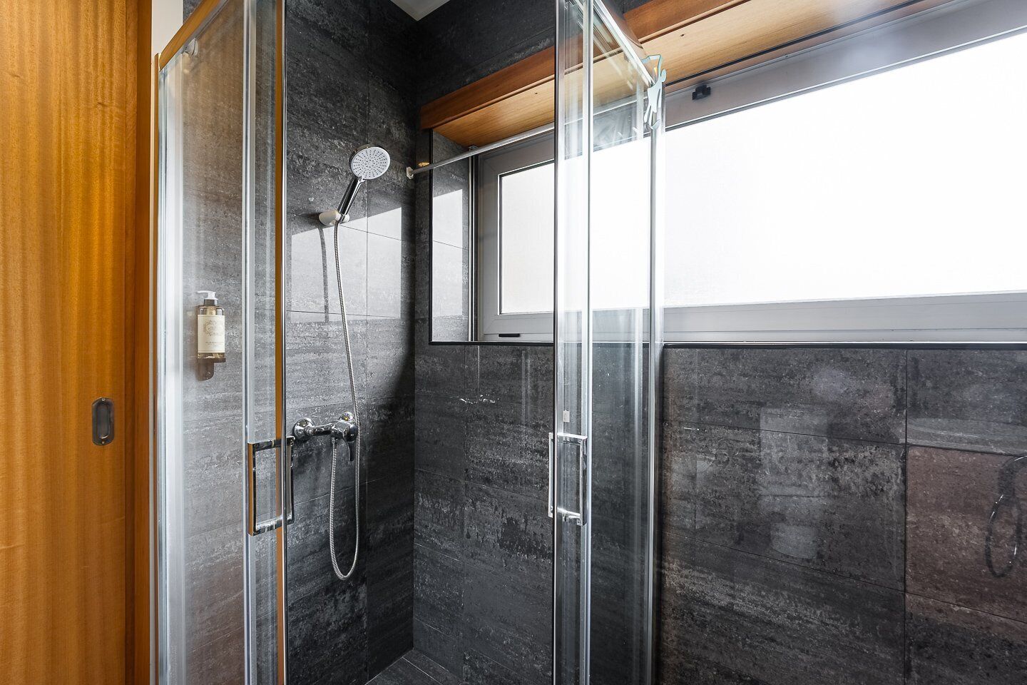 Een douche, een haardroger, handdoeken