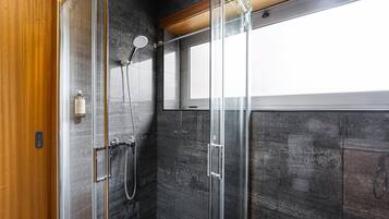 Een douche, een haardroger, handdoeken