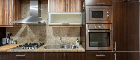 Réfrigérateur, four à micro-ondes, un four, surface de cuisson