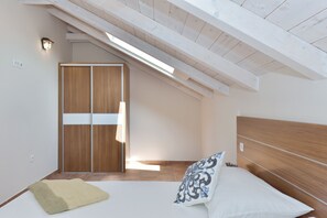 5 bedrooms, iron/ironing board, free WiFi, bed sheets