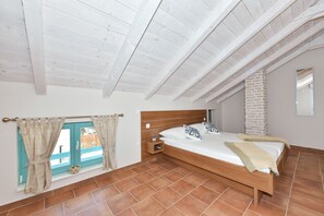 5 bedrooms, iron/ironing board, free WiFi, bed sheets