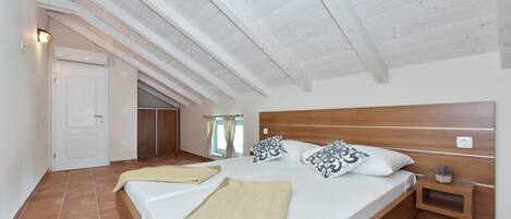 5 bedrooms, iron/ironing board, free WiFi, bed sheets